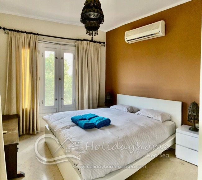 Schlafzimmer mit Zugang zur Terrasse