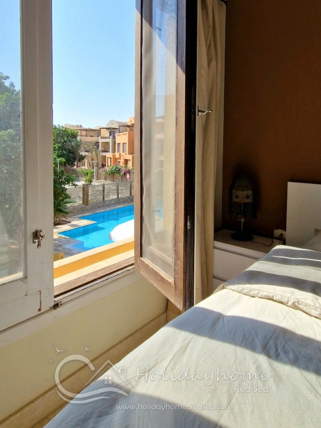 Schlafzimmer mit direkten Blick zum Pool