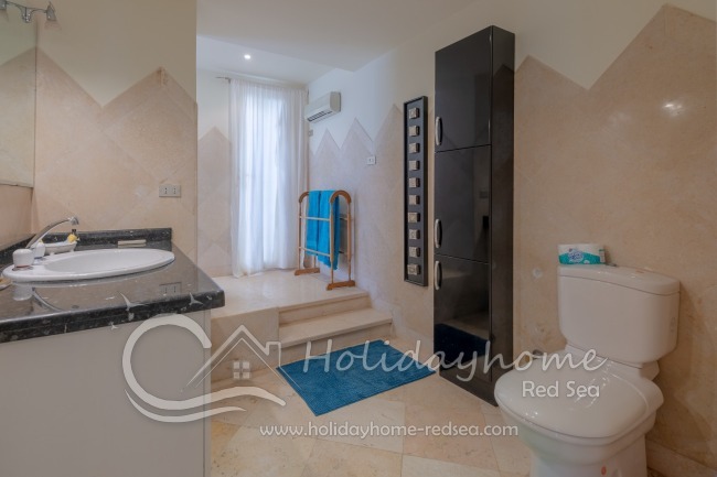 Badezimmer mit Dusche im Schlafzimmer #1