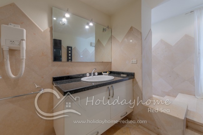 Badezimmer mit Dusche im Schlafzimmer #1