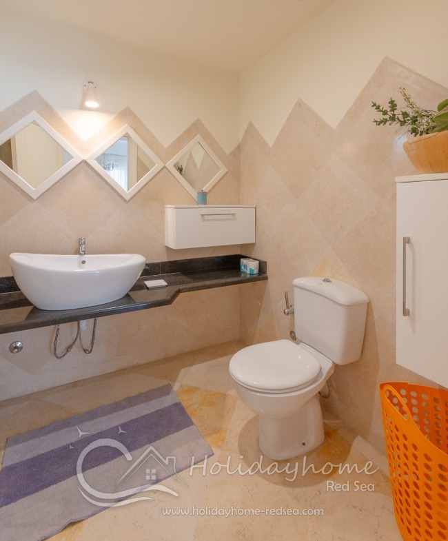 Badezimmer mit Dusche im Schlafzimmer #2