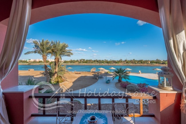 Sicht vom Balkon zur Lagune und Pool