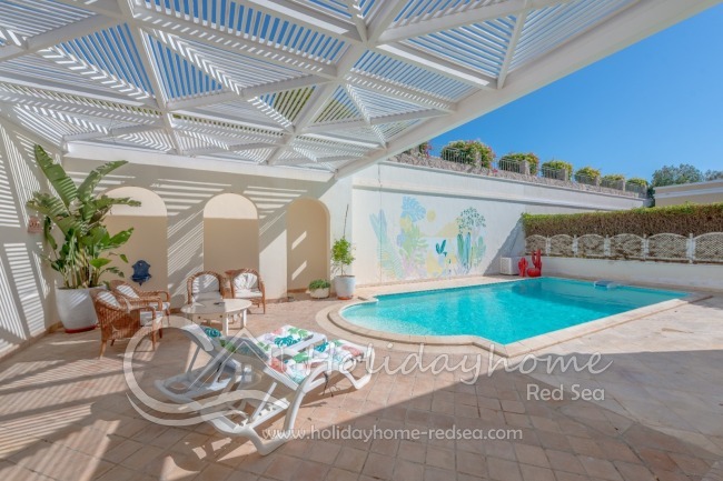  Pool und Sitzgelegenheiten