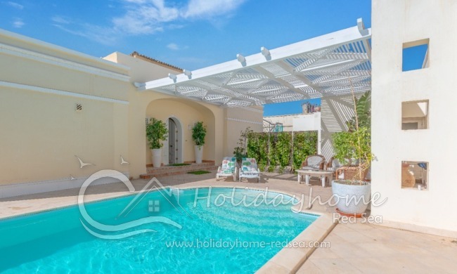 Blick vom Pool zum Eingang 