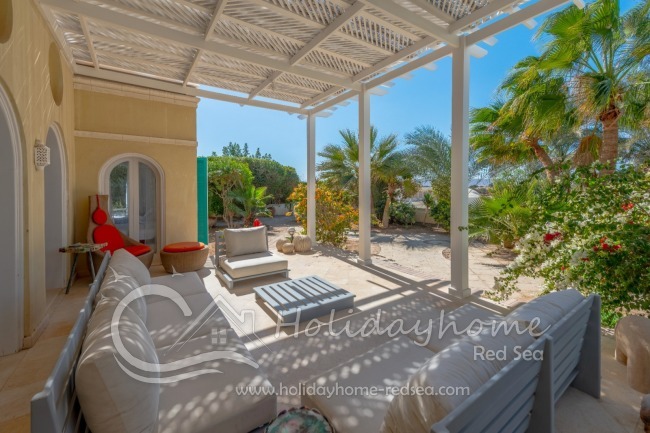 Terrasse mit großzügiger Sitzecke 