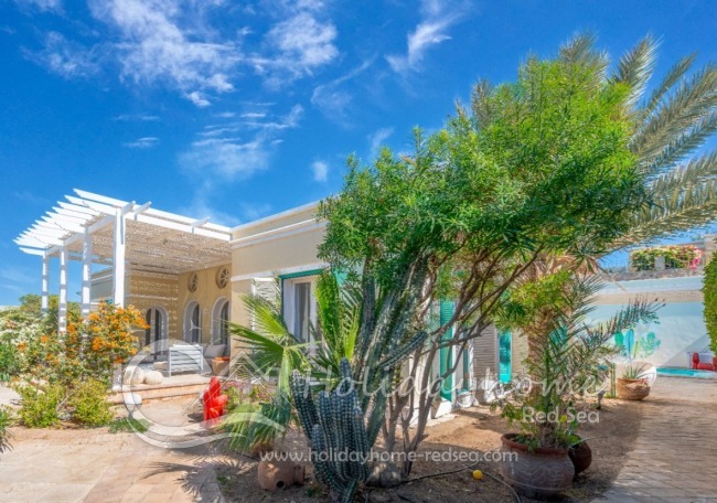 Eingang zur Villa mit Blick zur Terasse 