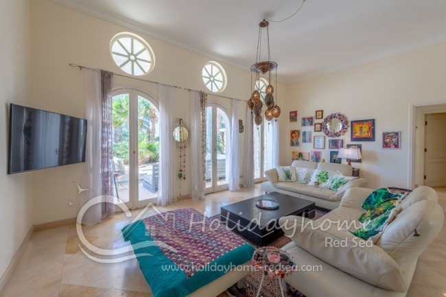 Großes Wohnzimmer mit großen TV 