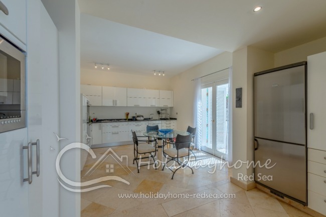 Hinterer Teil Küche mit großem Kühlschrank