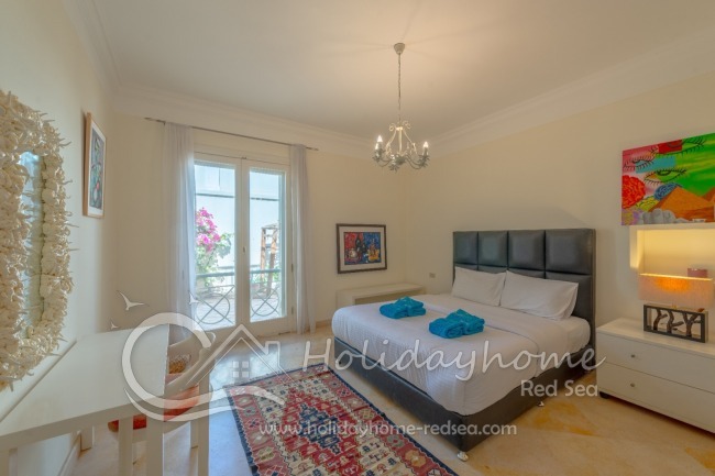 Schlafzimmer #2 mit Doppelbett und eigenem Badezimmer mit Dusche