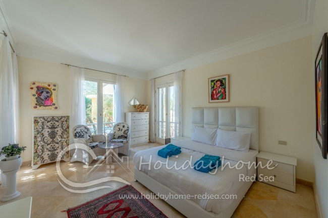 Schlafzimmer #1 mit Doppelbett und eigenem Badezimmer mit Dusche