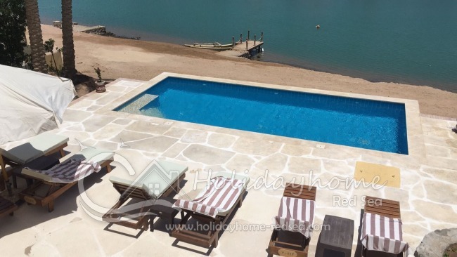 Privater Pool mit Sonnenschirm und Sonnenliegen