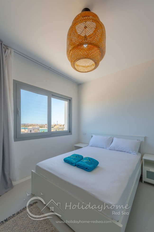 Schalfzimmer mit Doppelbett und Badezimmer