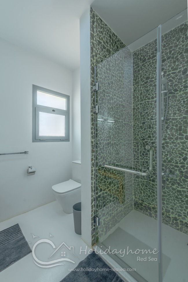 Zweites Badezimmer mit geräumiger Dusche