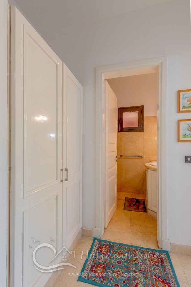 Eingang zum Badezimmer mit Dusche