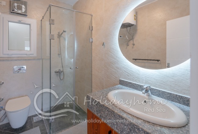 Badezimmer mit Dusche