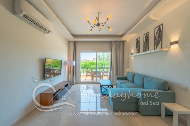 Wohnzimmer mit Zugang zum Balkon