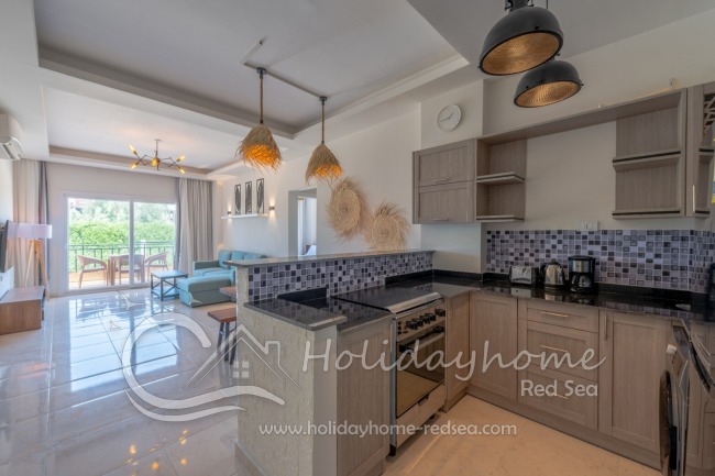 Voll ausgestattete Küche mit Herd, Backofen, großer Kühlschrank mit Gefrierfach, Wasserkocher, Toaster, Waschmaschine, Mikrowelle,