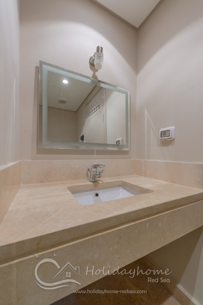 ZugangBadezimmer mit großen Spiegel 