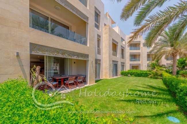 Terrasse mit Sitzgelegenheit und Garten