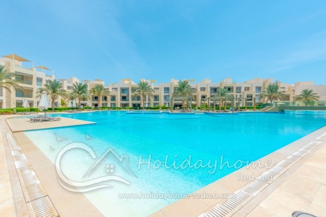 Gemeinschaftspool mit Sonnenliegen