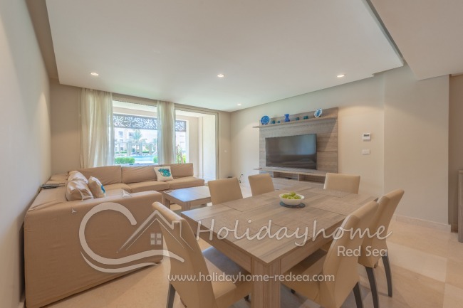 Wohnzimmer mit Zugang zur Terrasse und zum Pool