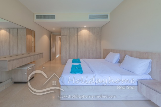 Schlafzimmer mit großen Schrank und großem Spiegel