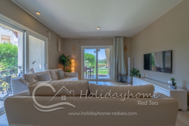 Wohnzimmer mit Zugang zur Terasse