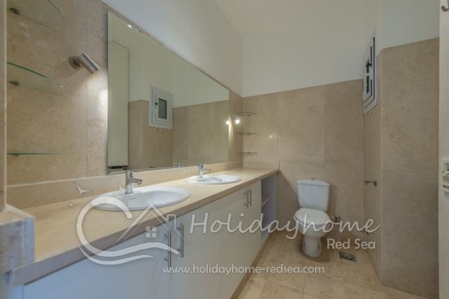 Badezimmer 1 mit großem Spiegel und Dusche