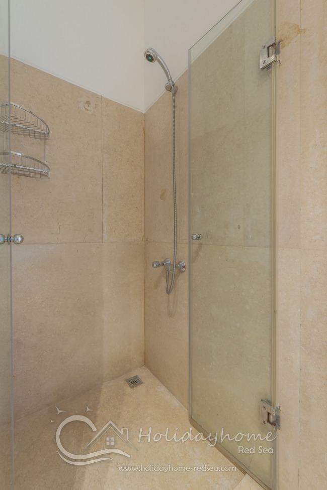 Dusche im Badezimmer 1