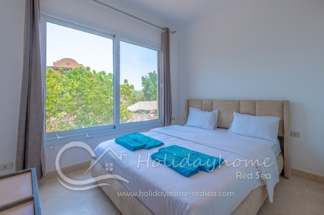 Schlafzimmer 2 mit großem Doppelbett