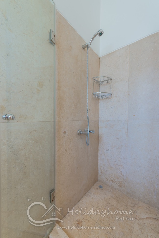 Dusche im Badezimmer 1