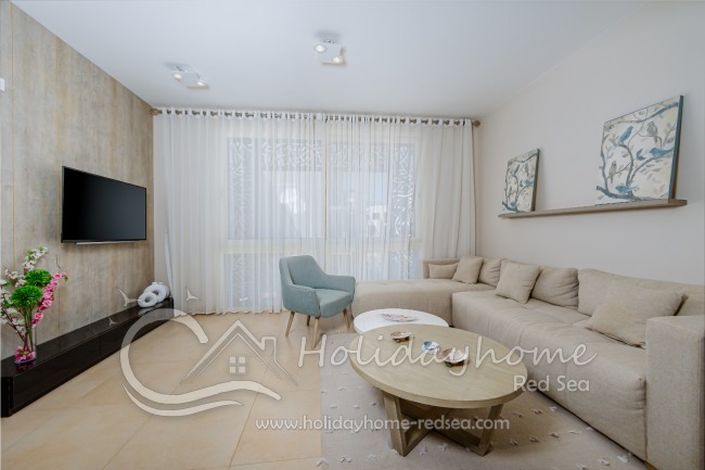 Gemütliches Wohnzimmer mit Sitzecke und TV