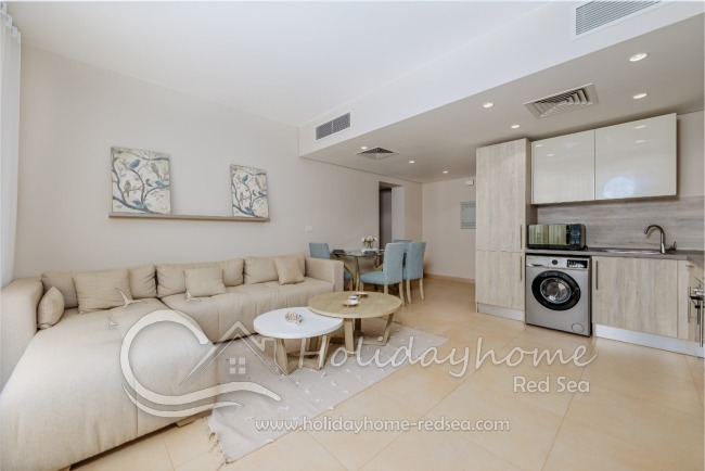 Voll ausgestattete Küche mit Herd, Backofen,  Kühlschrank mit Gefrierfach, Wasserkocher, Toaster,  und Mircowelle