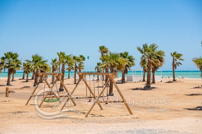 Kinderschaukel und Sonnenliegen für Mangroovy Gäste