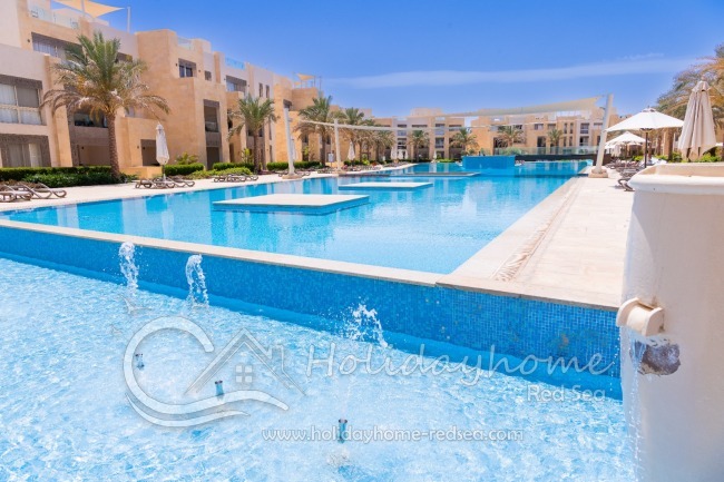 Gemeinschaftspool mit Sonnenliegen