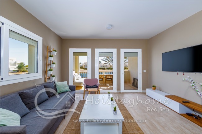 Wohnzimmer mit Schlafsofa und Smart TV