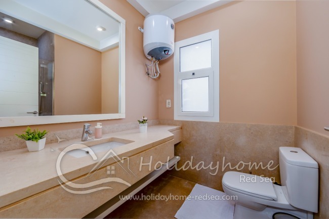 Geräumiges Badezimmer