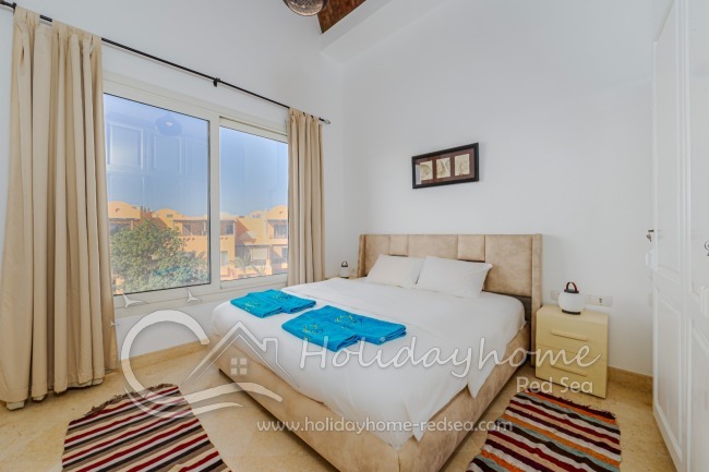 helles Schlafzimmer mit Doppelbett
