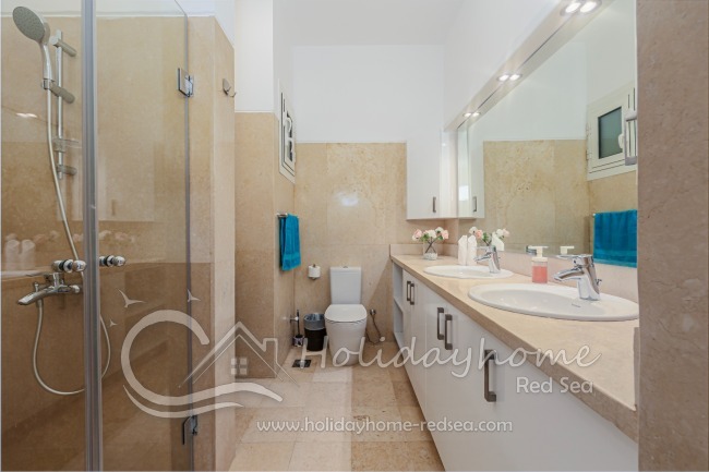 Badezimmer mit zwei Waschbecken und Dusche