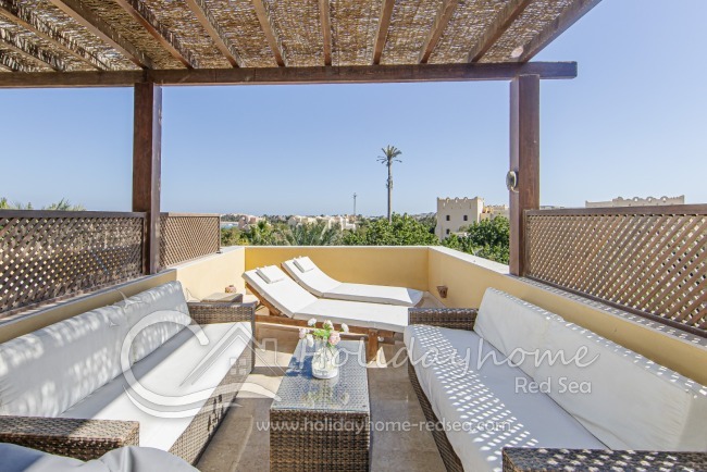 Private Dachterrasse mit Sonnenliegen und Sitzgelegenheit im Schatten