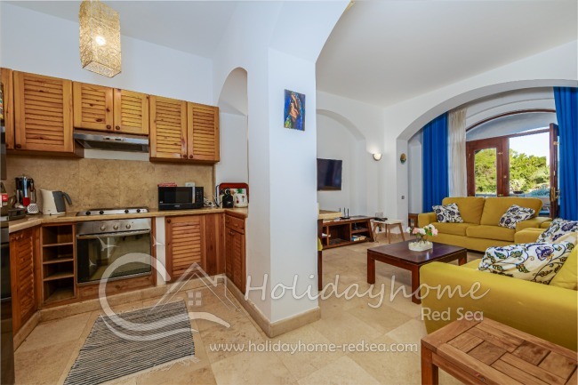 Geräumiges Wohnzimmer mit TV