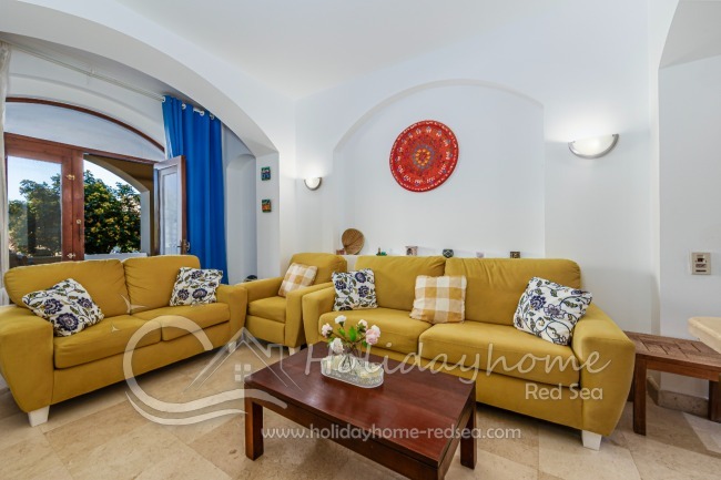 Wohnzimmer mit Zugang zur Terrasse