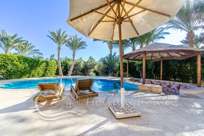 Privater Pool mit Sonnenliegen und Poolbar