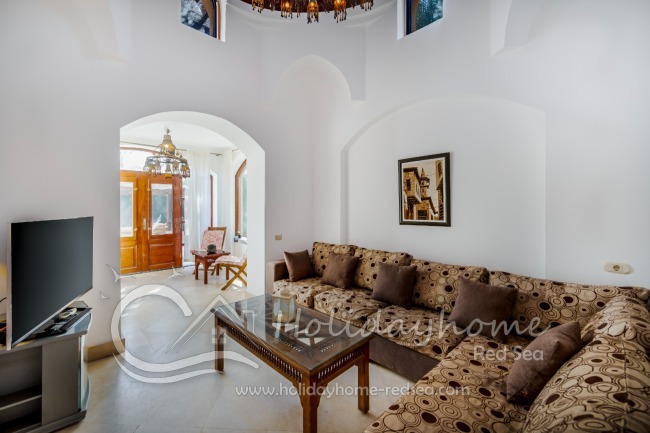 Großes Wohnzimmer mit Zugang zur Terrasse und privatem Pool