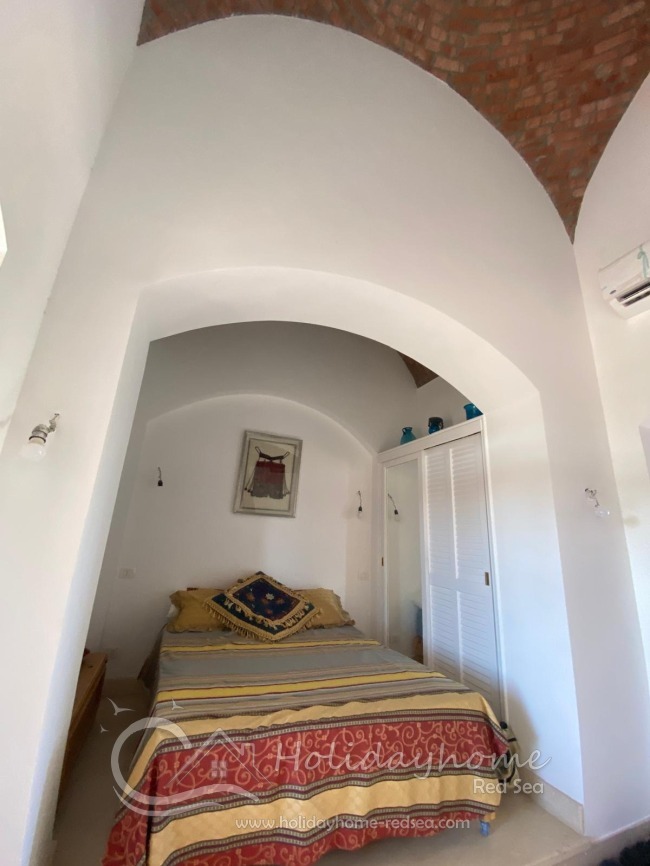 Gemütliches Bett und Kleiderschrank