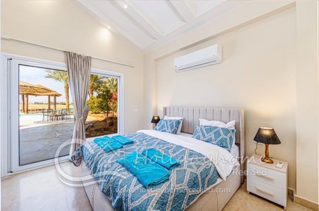 Schlafzimmer 1 mit Doppelbett und Zugang zur Terrasse