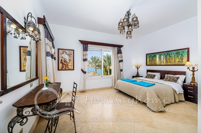 Schlafzimmer 2 mit Doppelbett und Balkon