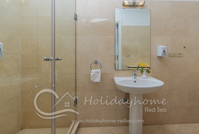 Badezimmer mit Dusche zu Schlafzimmer 3