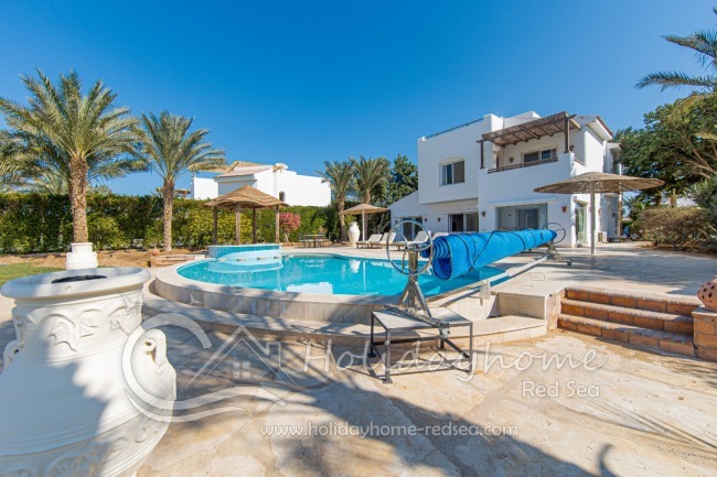 Pool und Villa