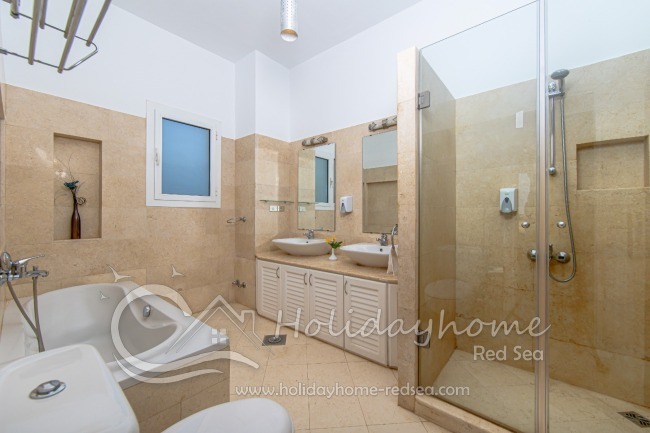 Badezimmer mit Dusche und Badewanne zu Schlafzimmer 2